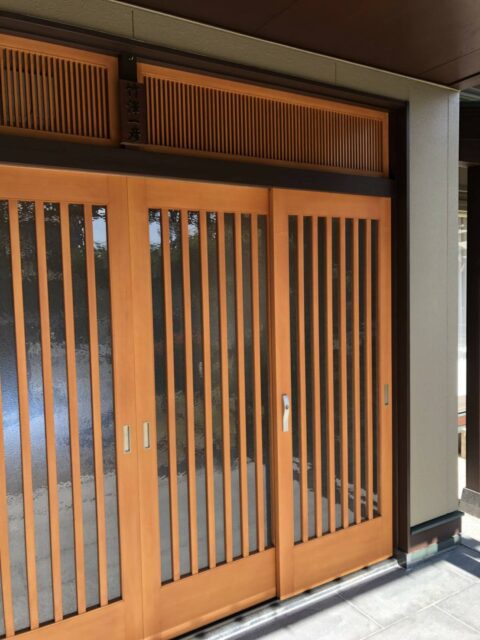 T様邸玄関木部塗装